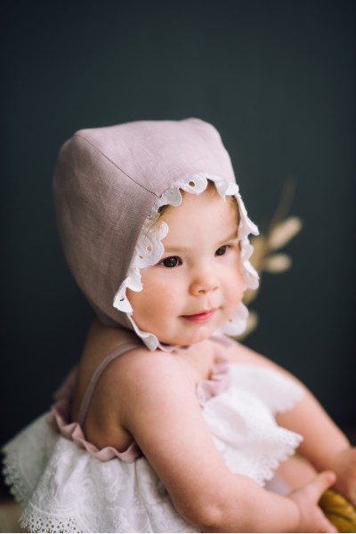 Linen baby bonnet with ruffle