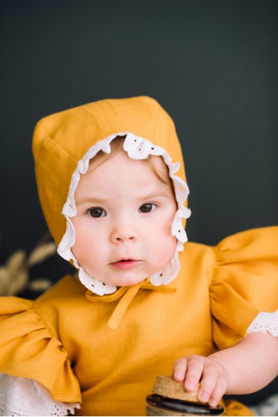 Linen baby bonnet with ruffle