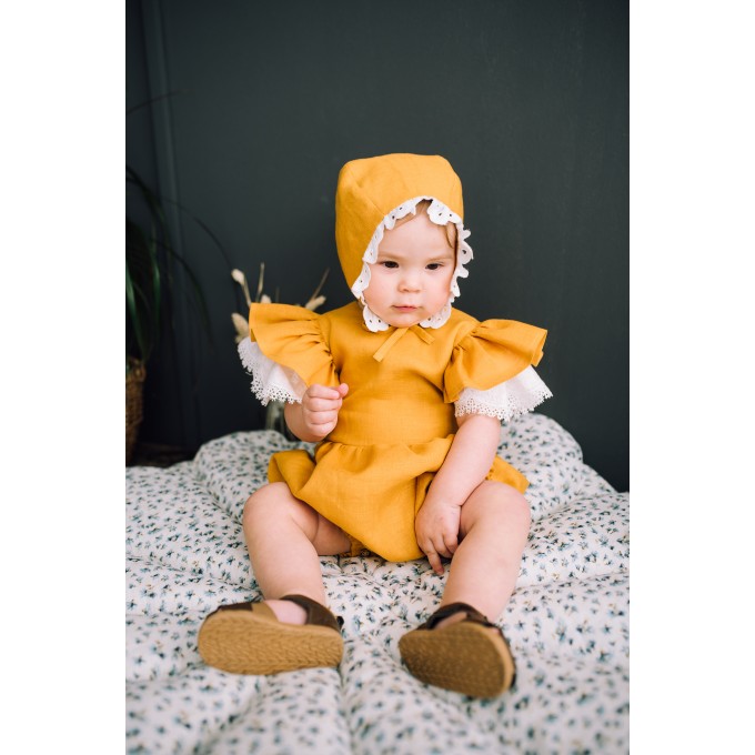 Linen baby bonnet with ruffle