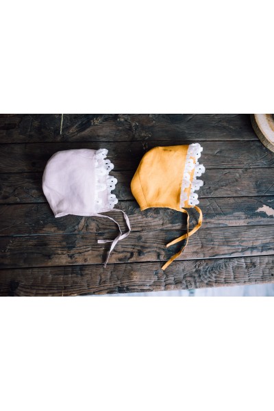 Linen baby bonnet with ruffle